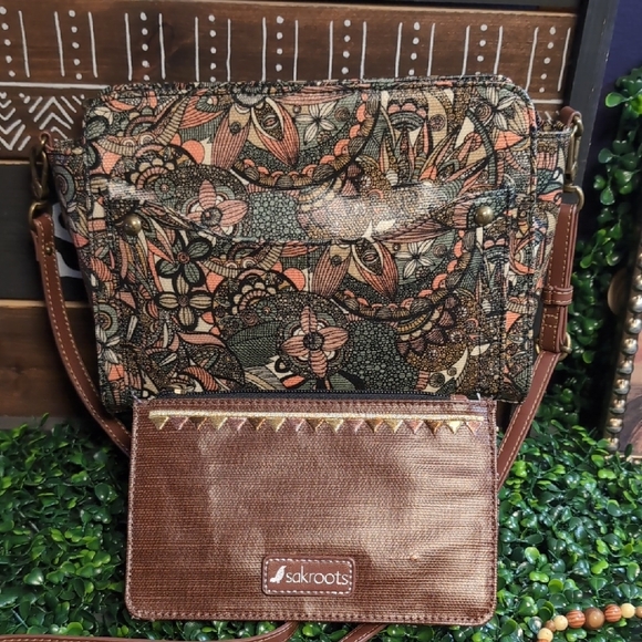 Envelope Style Artist Circle Sakroots crossbody - Picture 4 of 14